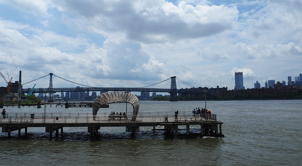 El East River Memorial Bench desde el NYC ferry